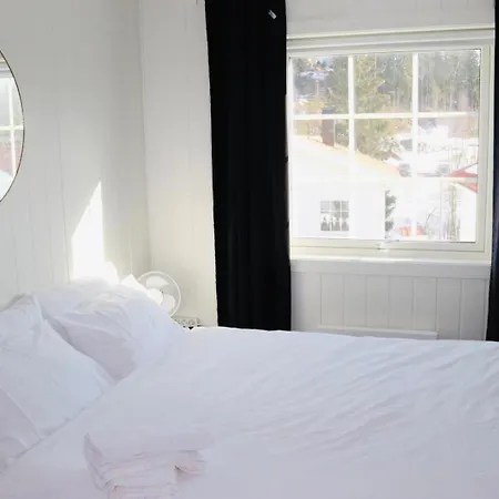 Les Homes - Modern & Cozy Near Oslo Airport בית אירוח